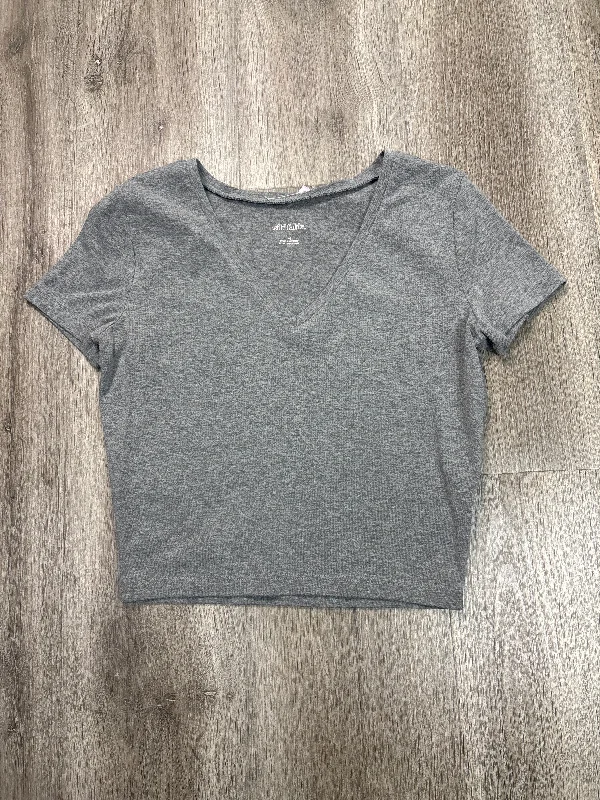 Top Short Sleeve By Wild Fable In Grey, Size: M Sporty Men's Athleisure 